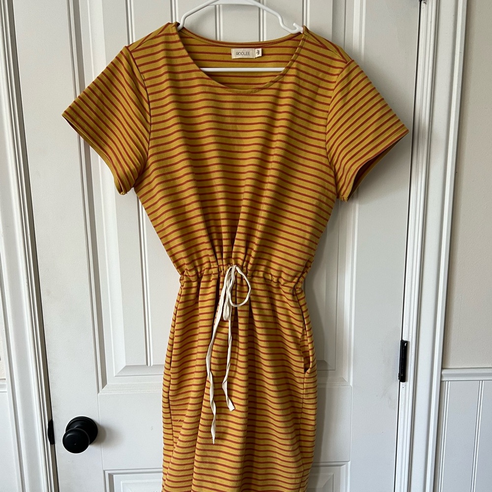 Roolee casual tie waist dress. Size L. Pockets. Quality fabric and color palette